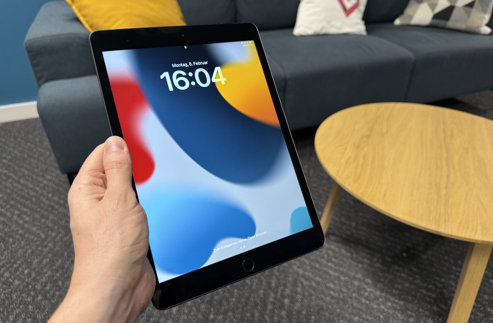 iPad 7 wird hochkant in der linken Hand gehalten